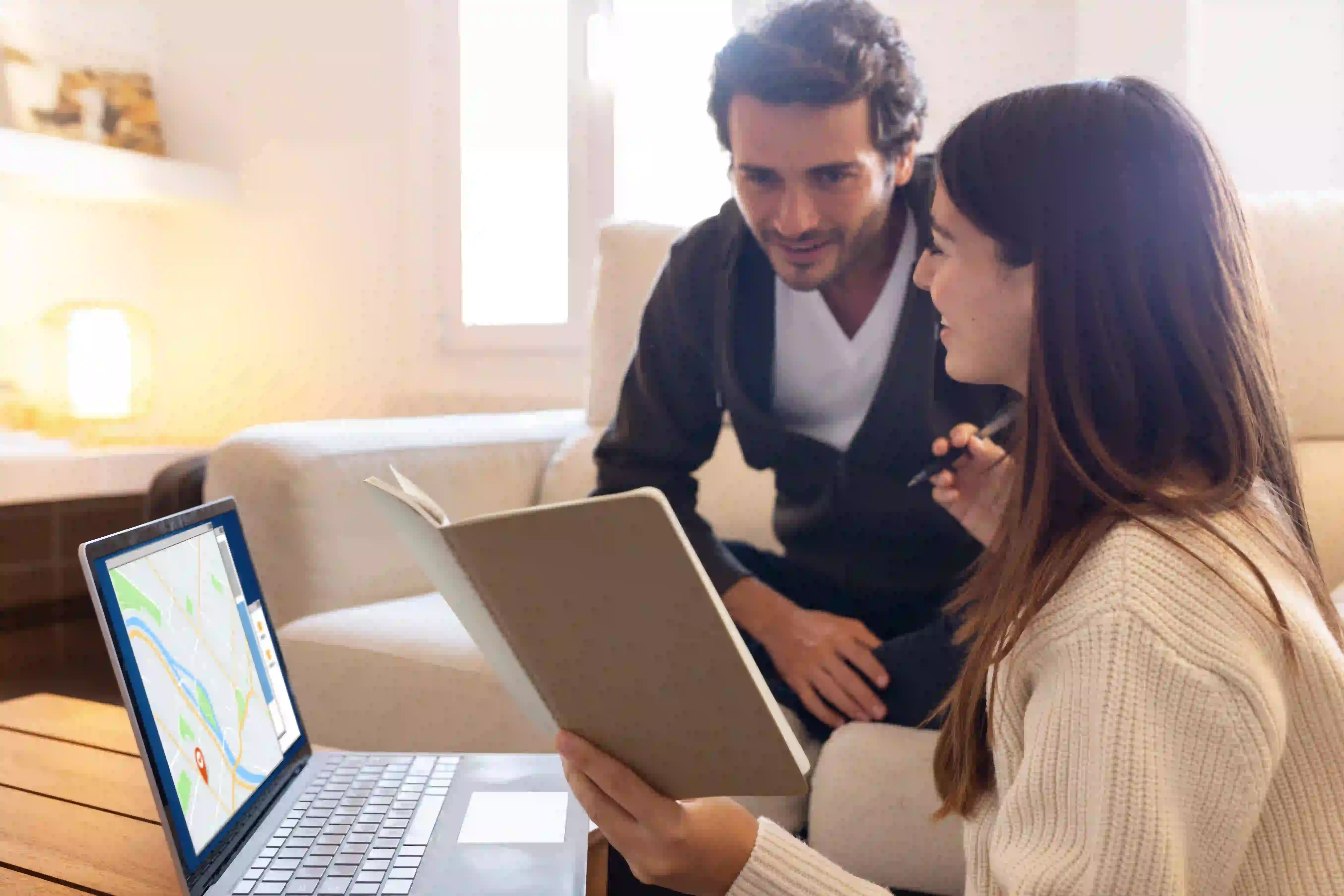 People planning together illustrate how to turn real estate content into leads
