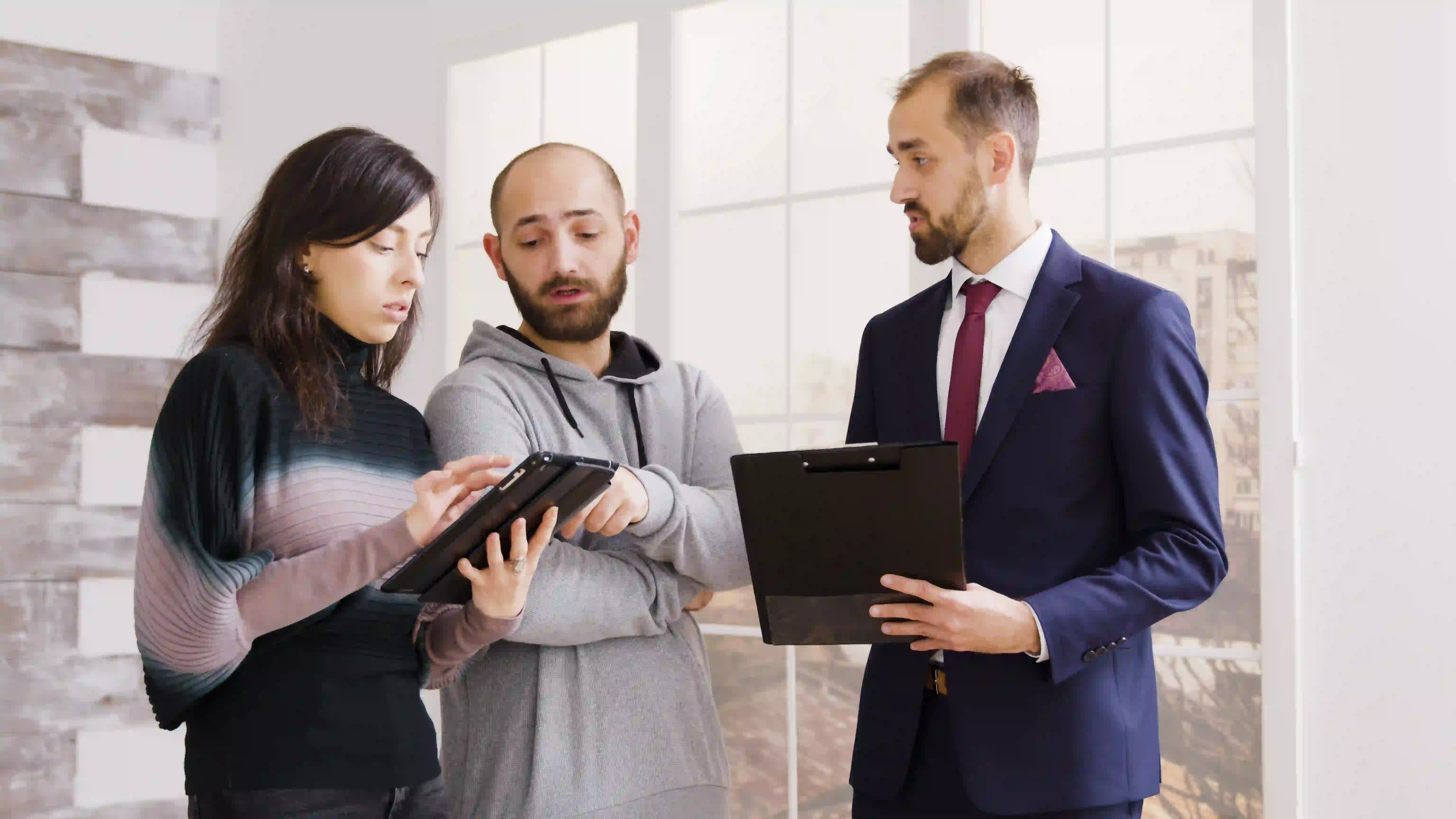 Real estate agent off market listing marketing strategy consultation with homebuyers.