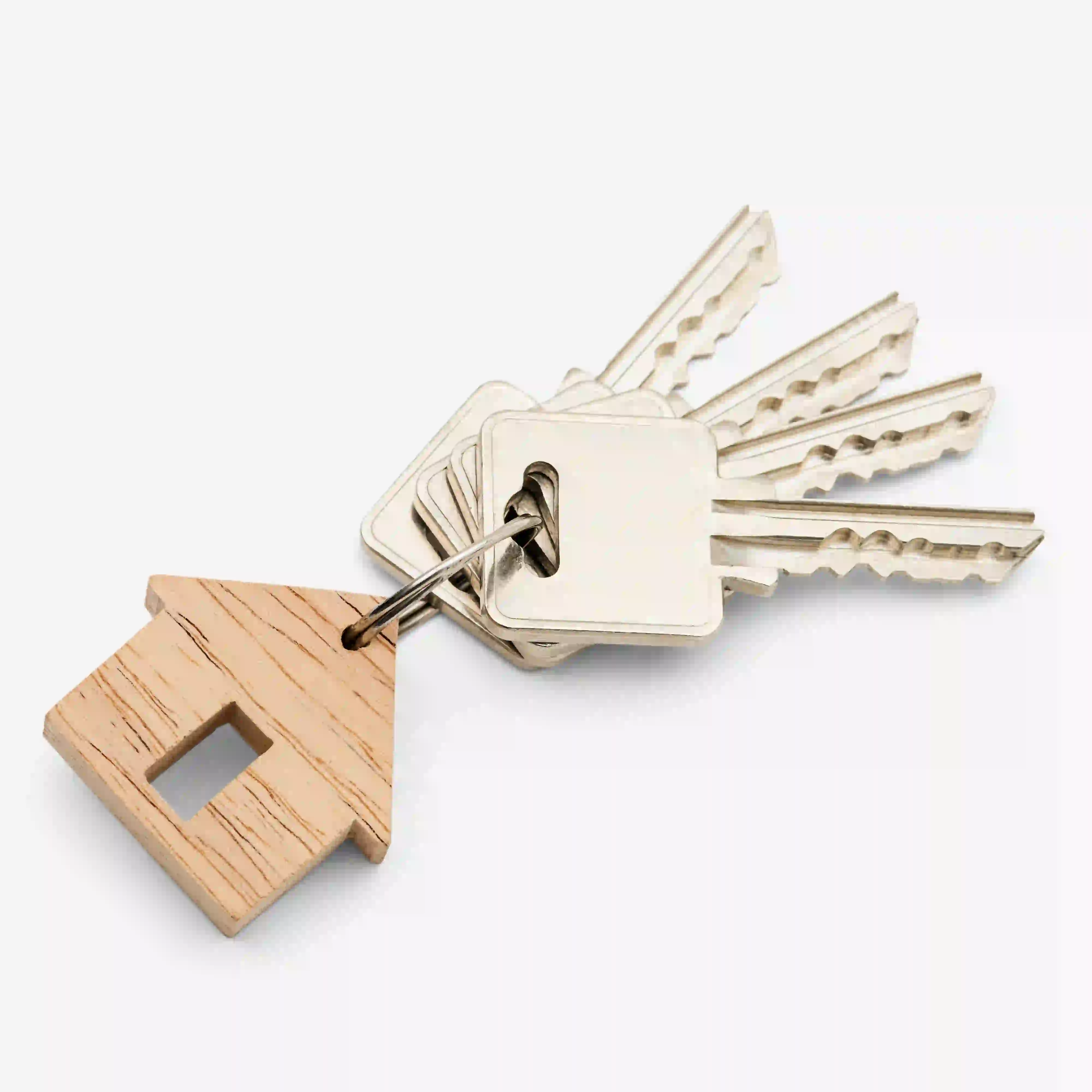 House-shaped keychain and keys representing real estate agent Instagram broadcast channel tips.