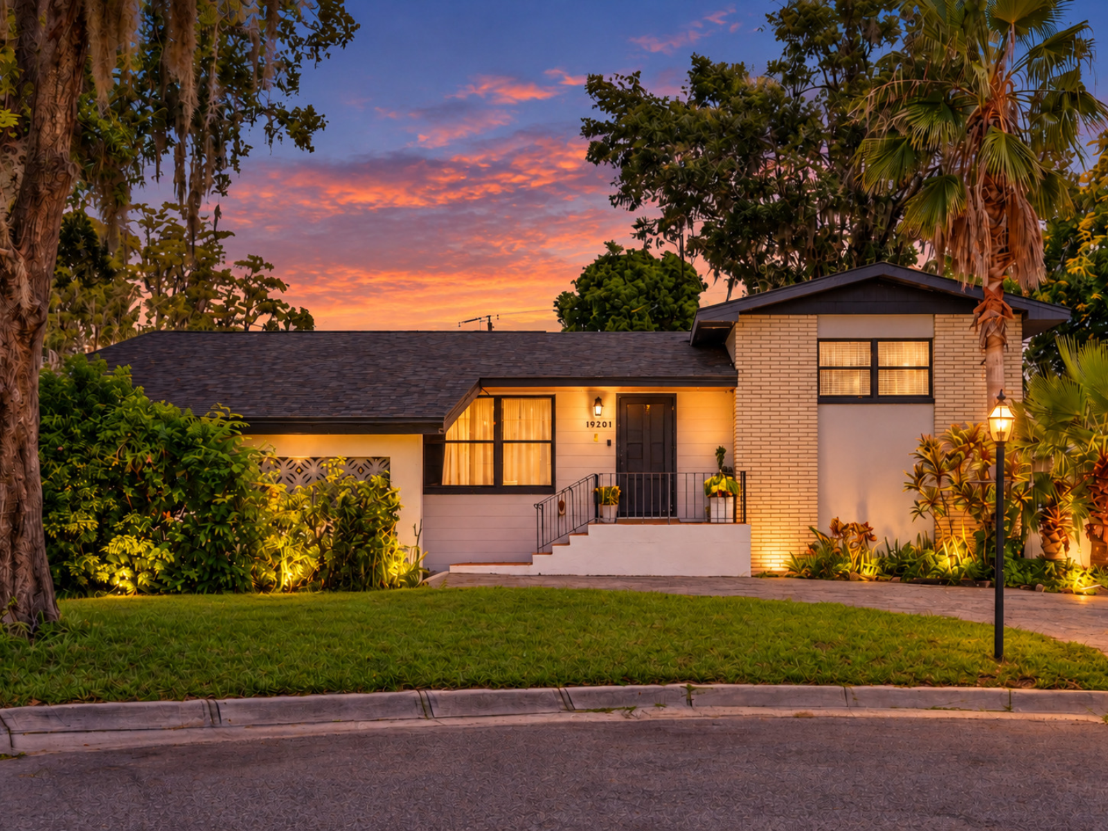 LAKEFRONT LIVING WITH PRIVATE POOL IN LUTZ!