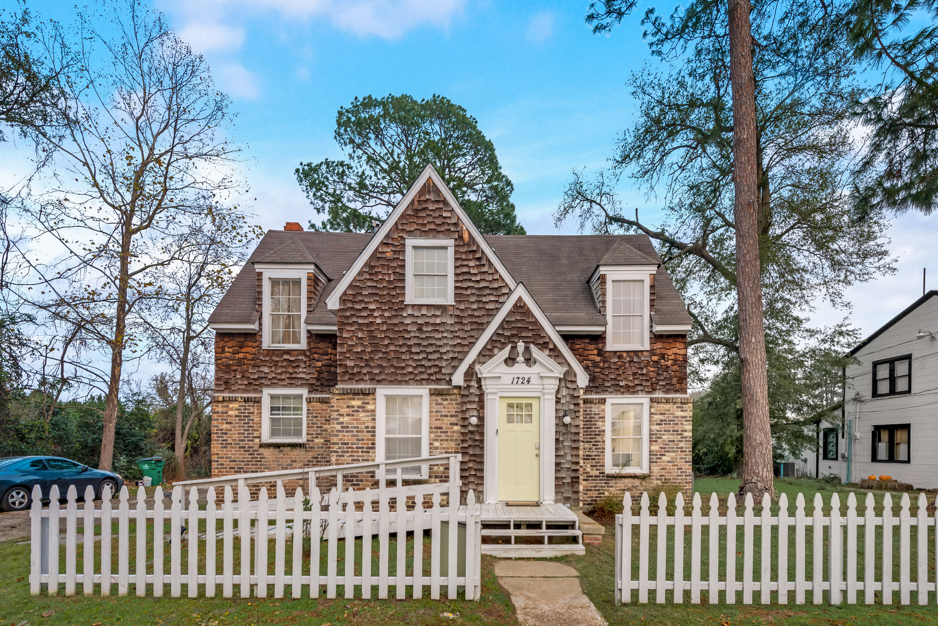 Charming cottage-style home in the heart of Palestine, TX!